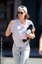 Kristen Stewart kisses rumored girlfriend in Paris