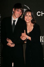 Sally Field scorns disapproving parents of gay kids 