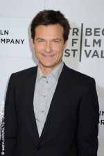 Waitress spills entire tray of drinks on Jason Bateman