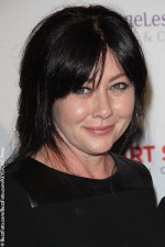 Shannen Doherty shaves head during breast cancer battle
