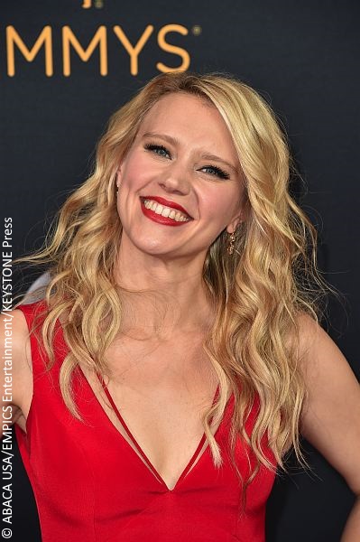 Kate McKinnon wins Emmy, gets congratulatory Tweet from Hillary Clinton