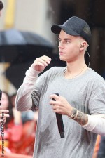 Justin Bieber tells 'obnoxious' fans to be quiet at concert