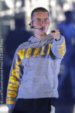 Fan throws bottle at Justin Bieber for not singing Despacito